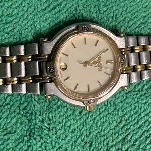 Gucci women's 9000L watch. Fresh Battery